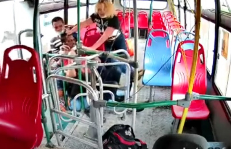 Съботна подборка от зрелищни ВИДЕА: Бандит тръгна да обира пътници в рейс, но му се случи случка