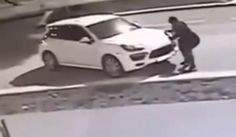ВИДЕО запечата как крадец открадна за 15 секунди фарове от Porsche Cayenne