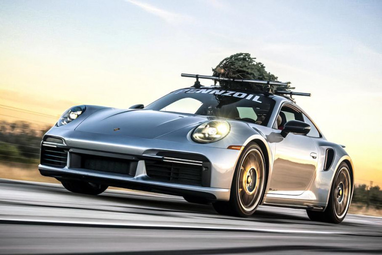 Бясна скорост: Porsche се опита да счупи рекорда за най-бърз превоз на коледна елха ВИДЕО