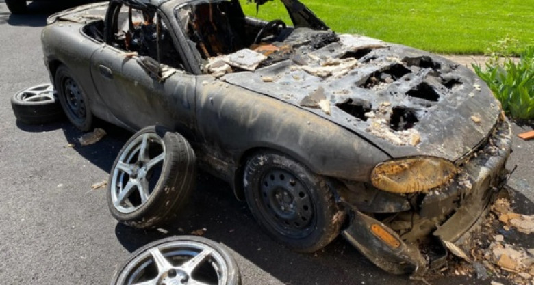 Автомобил Mazda бе силно обгорен, но се случи нещо изумително ВИДЕО
