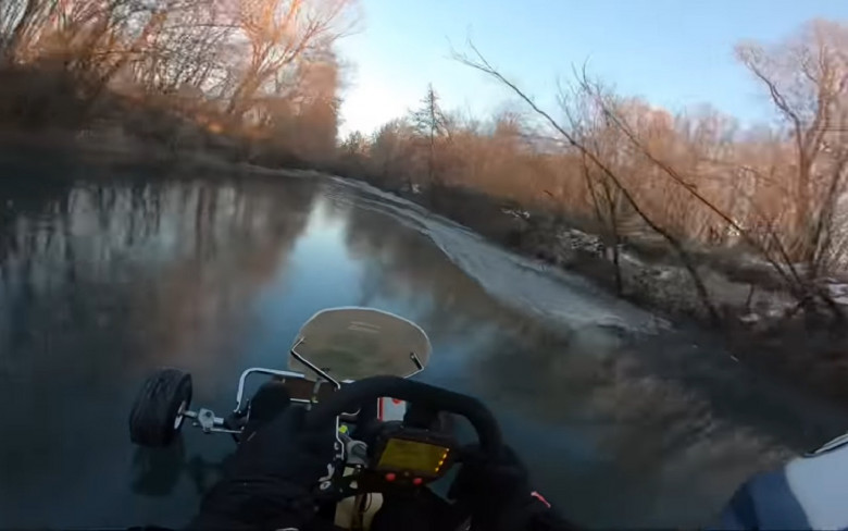Пилот кара картинг по замръзнала река и ме се случи случка ВИДЕО