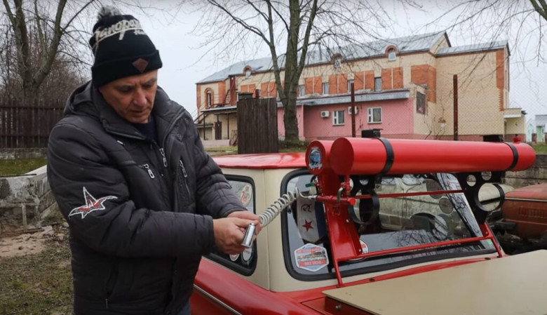 Шофьор превърна Запорожец в уникален дом на колела ВИДЕО