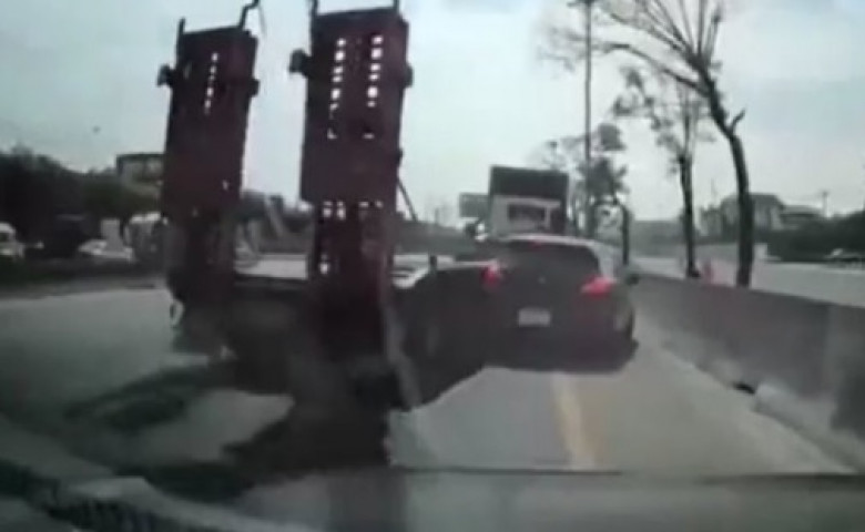 Зрелищен инцидент: Автовоз унищожи кола при смяна на лентата ВИДЕО