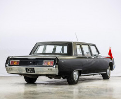 Продава се 55-годишен президентски автомобил ЗИЛ СНИМКИ
