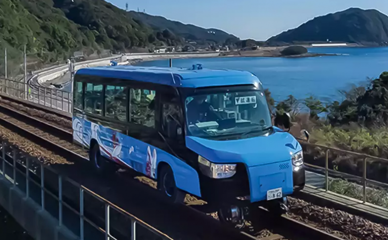 Японците измислиха хибрид между автобус и влак ВИДЕО
