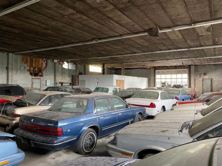 Намериха мистериозен склад, пълен с редки автомобили ВИДЕО