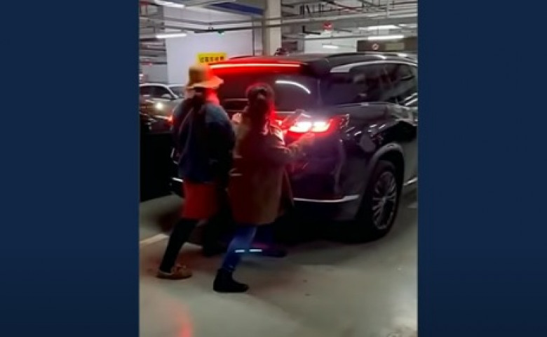 Вижте шокиращата битка между жени и шофьор на кросоувър за място за паркиране ВИДЕО