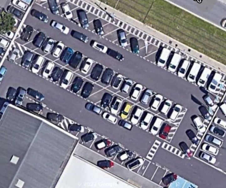 Колкото повече гледате тази СНИМКА на паркирани коли, толкова по-зле ще става