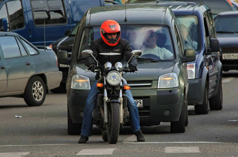 Защо шофьорите на големите коли не виждат мотоциклетистите на пътя