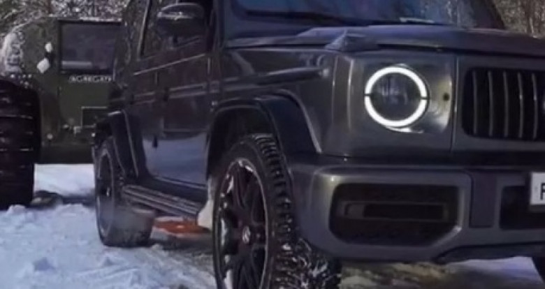 Битка с дърпане в снега между Mercedes-AMG G 63 и руския всъдеход "Шерп" ВИДЕО