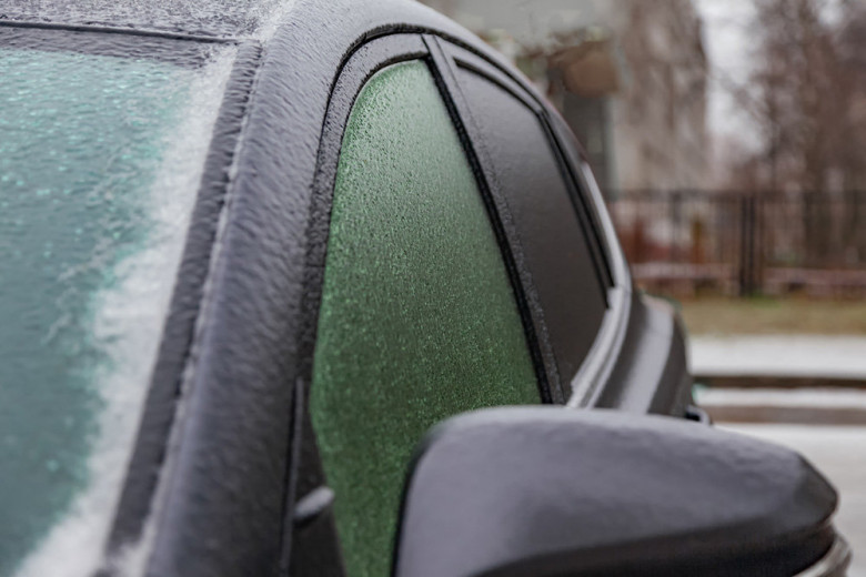 5 неща, които трябва да държите в колата си прeз зимата