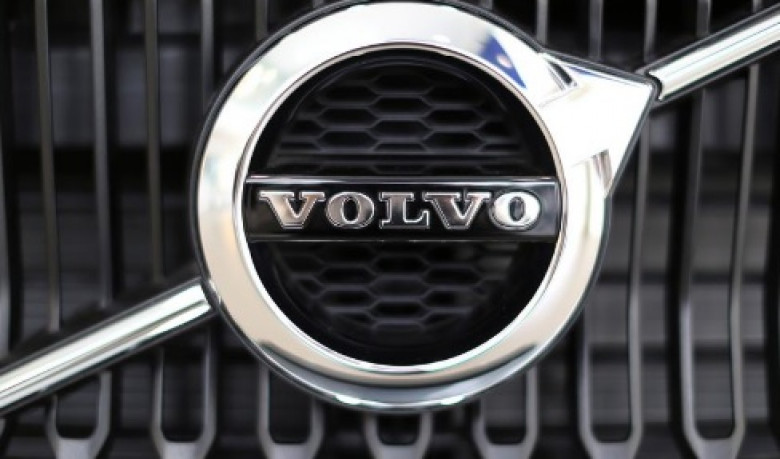 Новият Volvo XC40 без никакъв камуфлаж бе запечатан на СНИМКИ