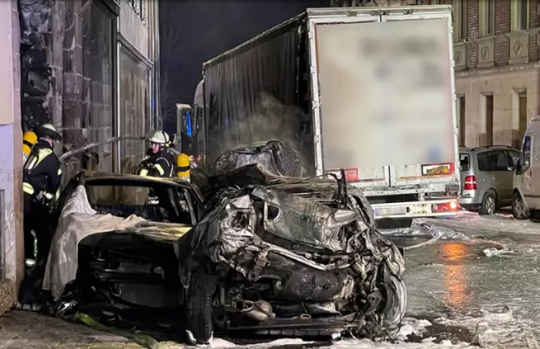 Шокиращ инцидент: Тираджия унищожи 33 автомобила и жилищна сграда ВИДЕО