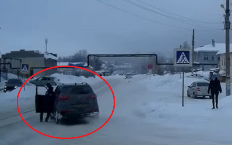 Бесен екшън: Катаджия спря беглец с кола с голи ръце ВИДЕО