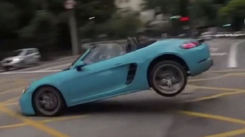 Шофьор на Porsche показа защо легналите полицаи трябва да се минават с ниска скорост ВИДЕО