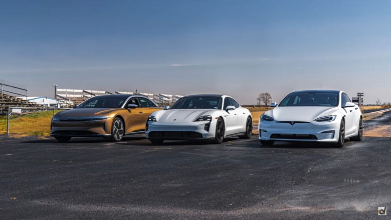 Титанична битка с 3000 конски сили: Tesla Model S се хапе с основните си конкуренти ВИДЕО