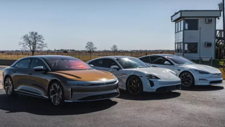 ВИДЕО запечата уникална драг битка между Porsche, Tesla и Lucid