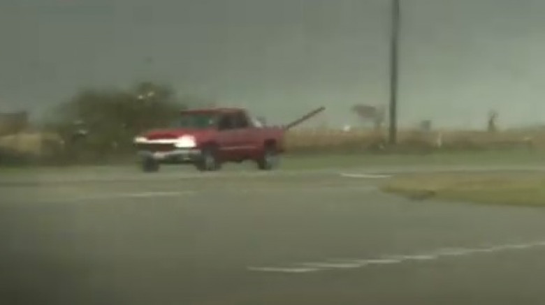 Зрелищно ВИДЕО: Вижте как Chevrolet Silverado попадна в окото на торнадо