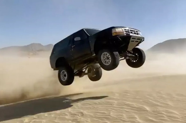 ВИДЕО: Брутален скок от 33 метра на модифициран  Ford Bronco в пустинята