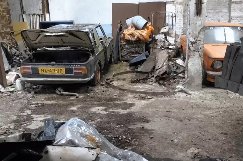 Капсула на времето: Откриха колекция от класически автомобили, 20 г. събирала прах в изоставен склад ВИДЕО
