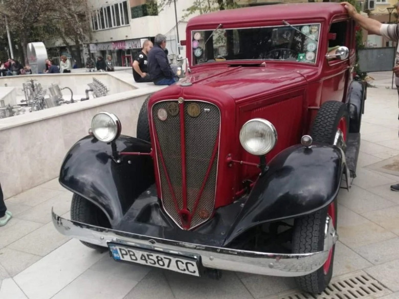 Уникален ретро автомобил на почти 100 години събра очите на пловдивчани СНИМКИ