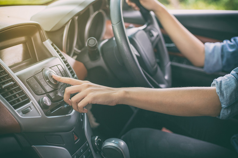 Как музиката в колата влияе върху нашето шофиране: Кои песни пестят гориво