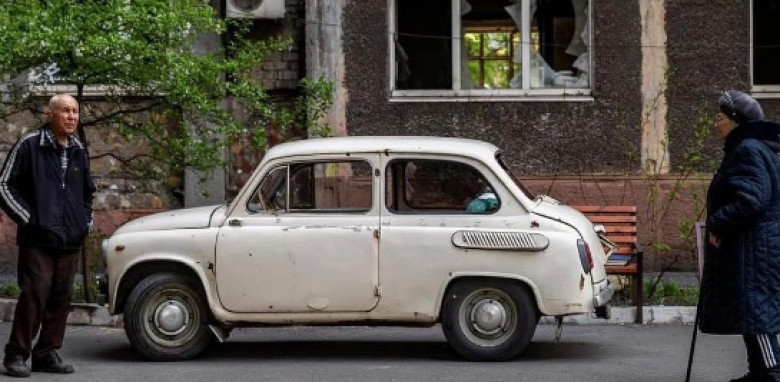 Стара съветска кола успя да изведе украинци от обсадения Мариупол СНИМКИ