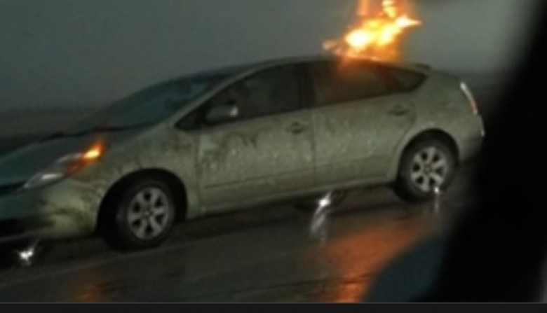 Светкавица порази Toyota, ето какви са последствията ВИДЕО