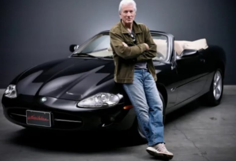 Ричард Гиър продава своя уникална кола, за да помогне на пострадалите от войната СНИМКИ