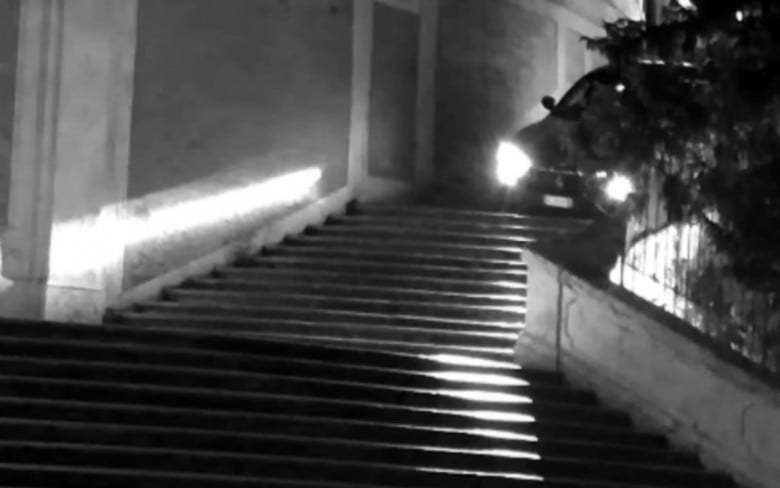 Хулиган с Maserati повреди известните "Испански стълби" в Рим ВИДЕО