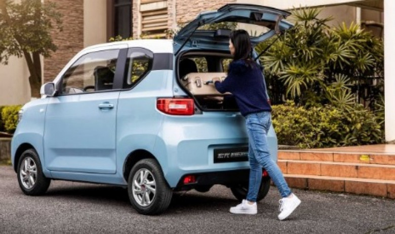 Вижте най-популярната кола в Китай: Малка, евтина и се движи без бензин СНИМКИ