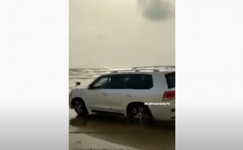 Вижте как не трябва да се шофира на плажа ВИДЕО