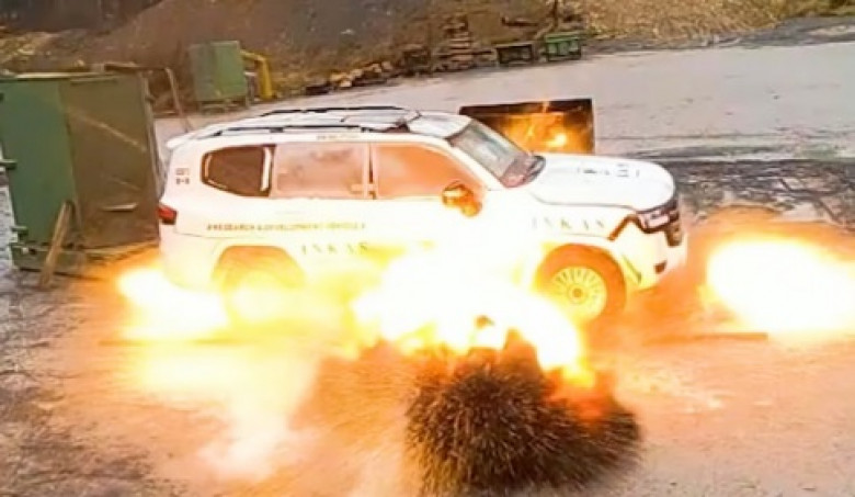 Съботна подборка от зрелищни ВИДЕА: Взривиха и обсипаха с куршуми бронирана Toyota