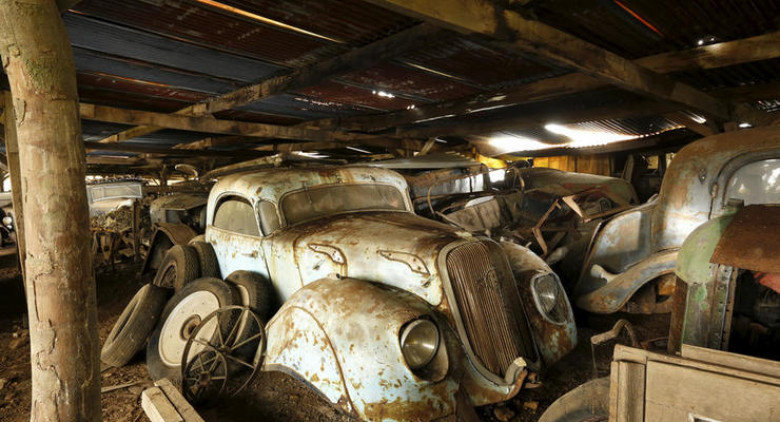 ВИДЕО: В стара плевня откриха колекция от страшно редки френски автомобили