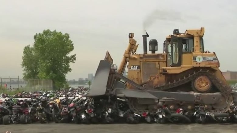 Съботна подборка от зрелищни ВИДЕА: Булдозер унищожи брутално стотици мотоциклети
