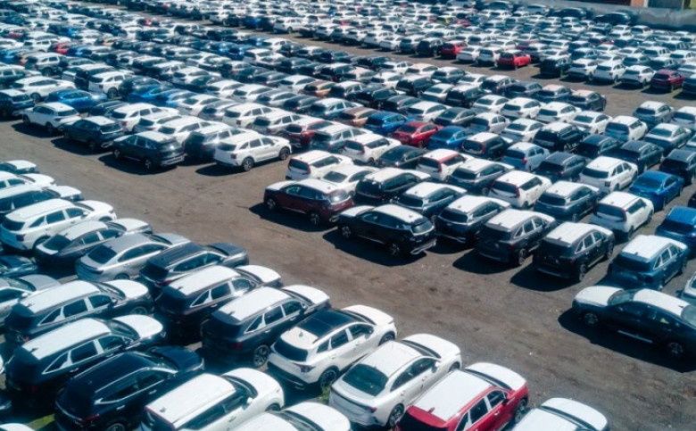 Въпреки санкциите: Откриха хиляди нови чуждестранни коли в складове в Москва СНИМКИ