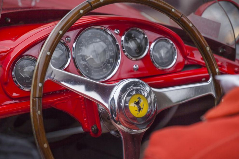 Ръждясвало 40 години в гараж Ферари бе продадено за цяло състояние СНИМКИ