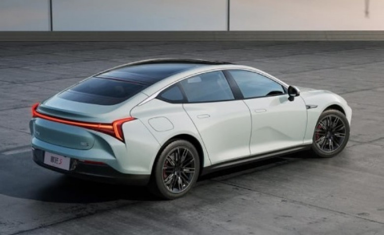 По-добра и по-евтина: Представиха китайската Tesla Model S СНИМКИ
