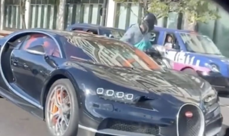 Ядосан мъж с мотопед се опита да натроши с чук Bugatti Chiron ВИДЕО