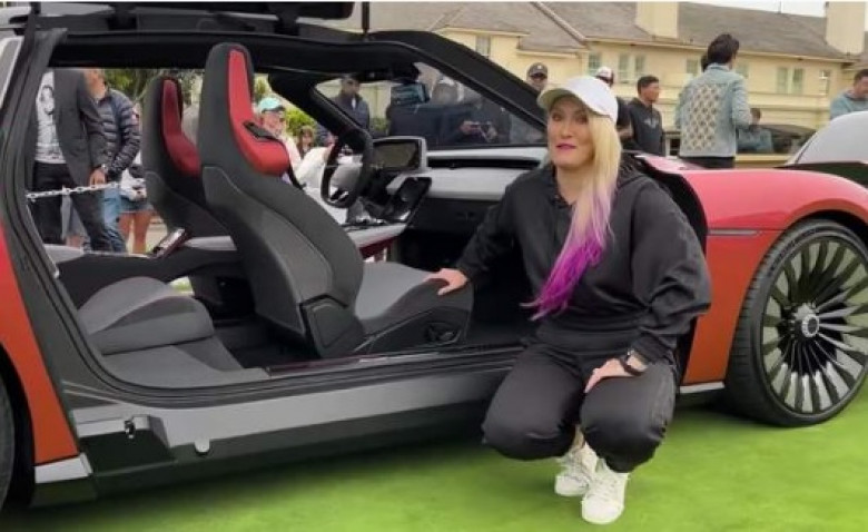 Блогърката Суперкар Блонди тества възродената култова кола DeLorean ВИДЕО