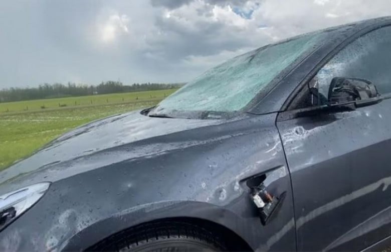 Собственик засне на ВИДЕО как градушка унищожи колата му, докато е в нея