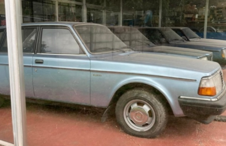 Откриха захвърлена автокъща със стари, но неизползвани коли Volvo СНИМКИ