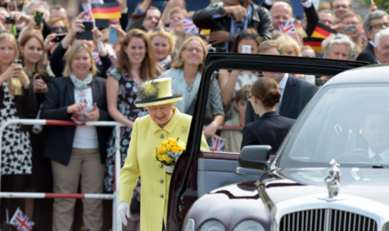 Посочиха емблематични коли на кралица Елизабет II СНИМКИ