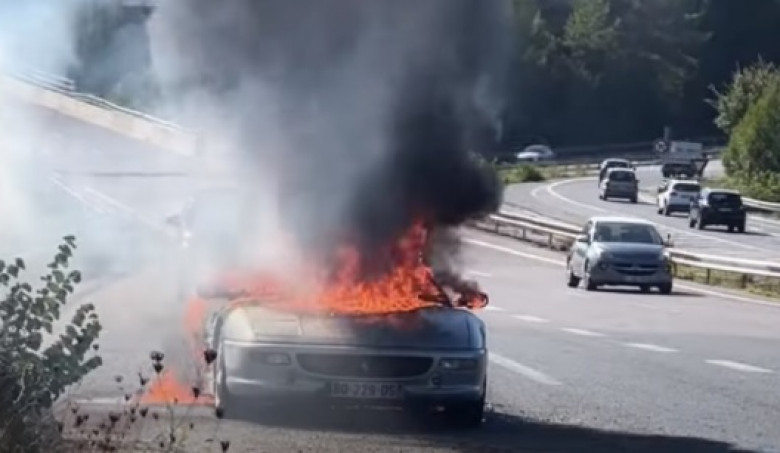 Запечатаха на ВИДЕО как Ferrari изгоря като факла на пътя