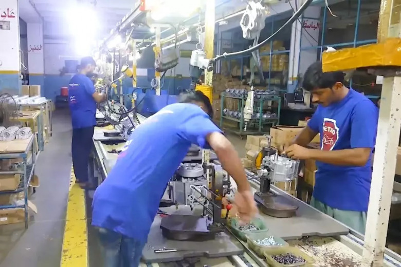 Как в Индия сглобяват двигател ръчно само за 8 минути ВИДЕО