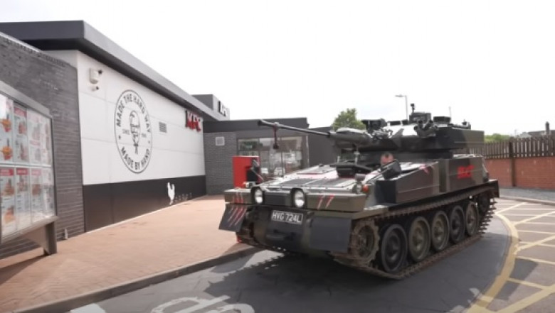 Съботна подборка от зрелищни ВИДЕА: Мъж премина с танк през авто гишето на KFC