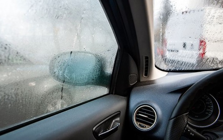 Кои са най-ефикасните методи за справяне със запотяването на стъклата в колата