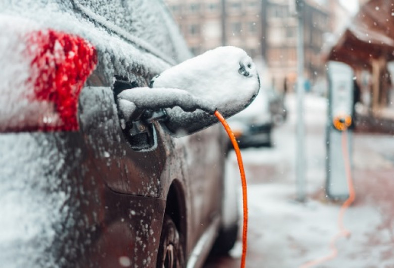 Важни особености на шофирането с електромобил през зимата
