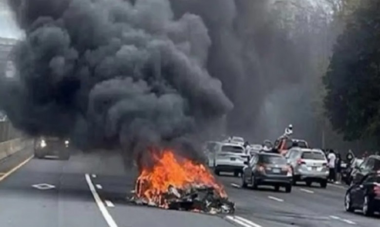 Съботна подборка от зрелищни ВИДЕА: Две суперколи Lamborghini се сблъскаха, едната изгоря като факла