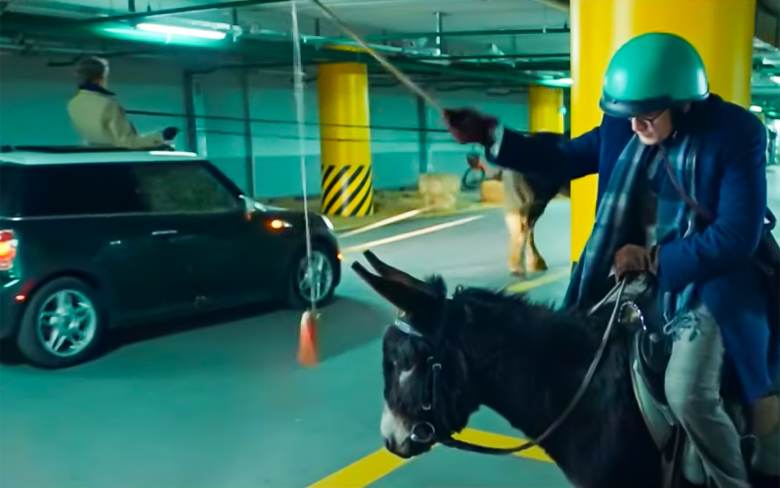 С коне и каруци: Саркастична реклама показа какво ще правят европейците на фона на скъпия бензин ВИДЕО